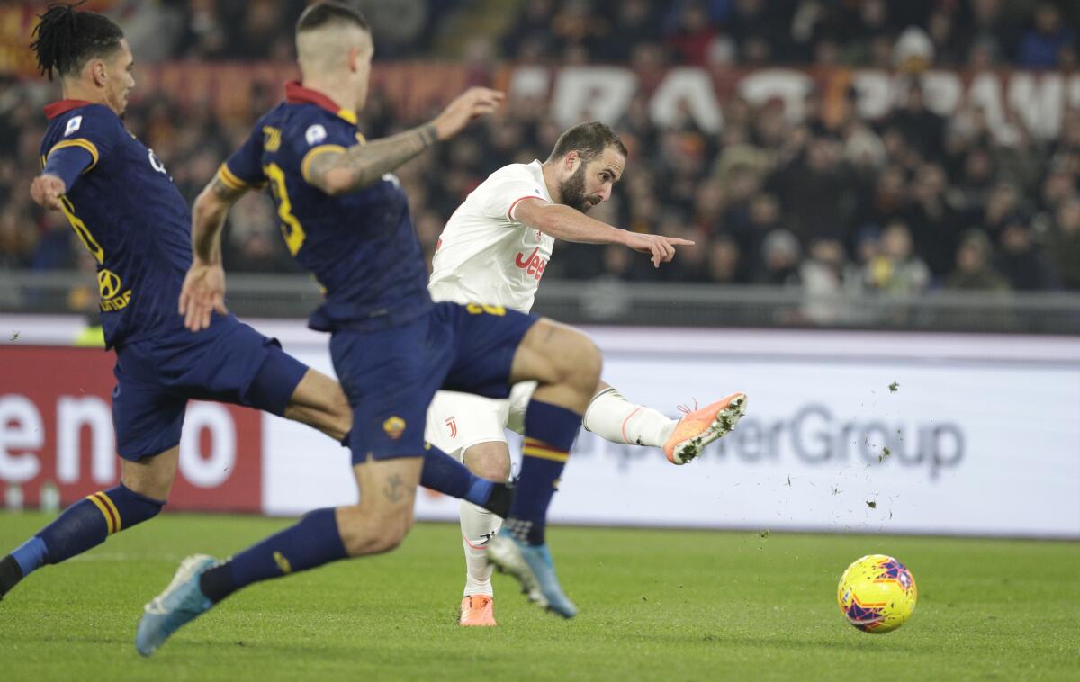 Gonzalo Higuaín (der.), de la Juventus, dispara en un partido de la Serie A.