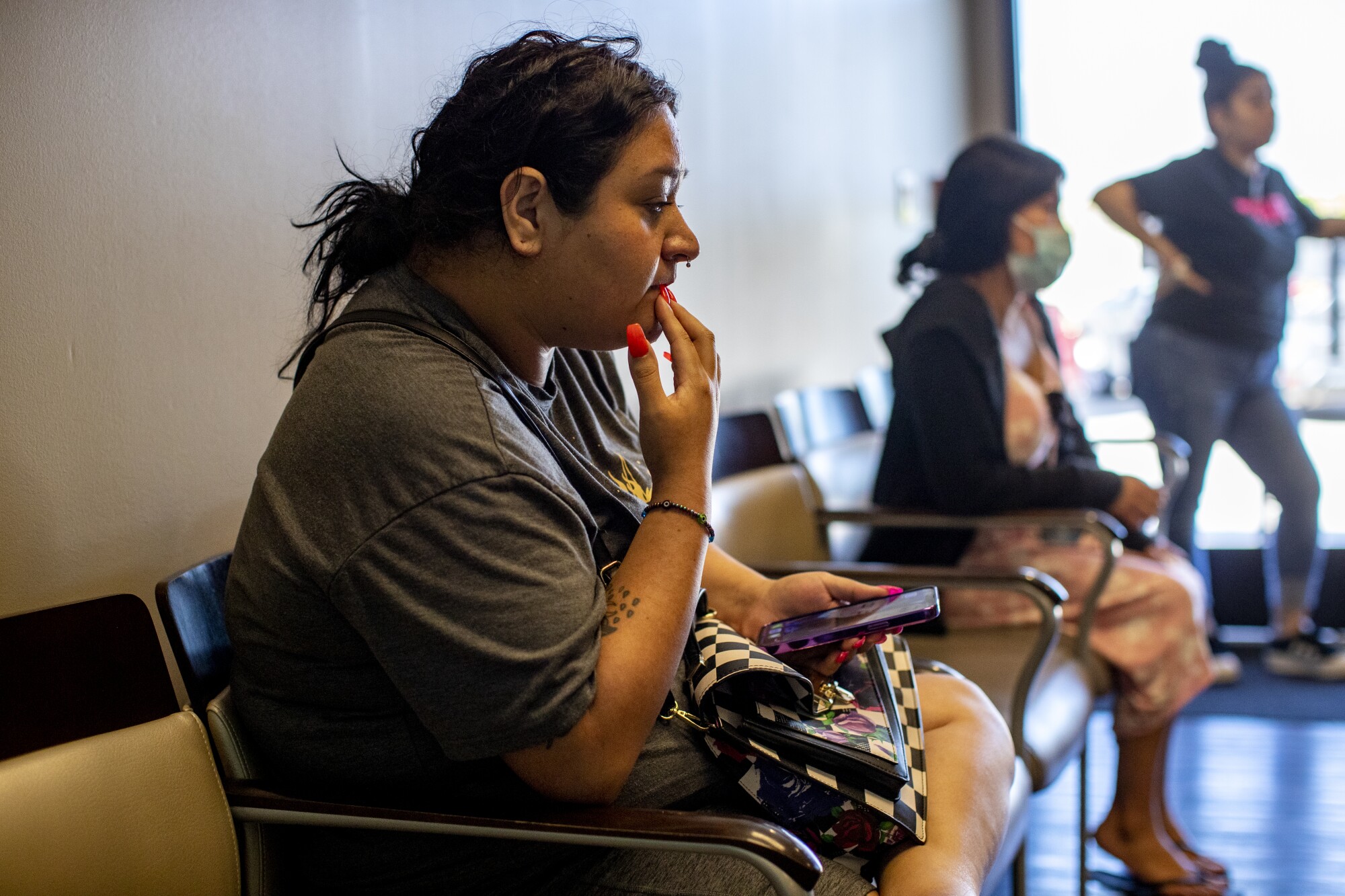Sentada en la sala de espera, una paciente contempla sus opciones de aborto.