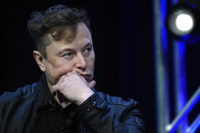 ARCHIVO- El director general de Tesla y SpaceX, Elon Musk, escucha una pregunta durante un evento en Washington, el 9 de marzo de 2020. (AP Foto/Susan Walsh, Archivo)