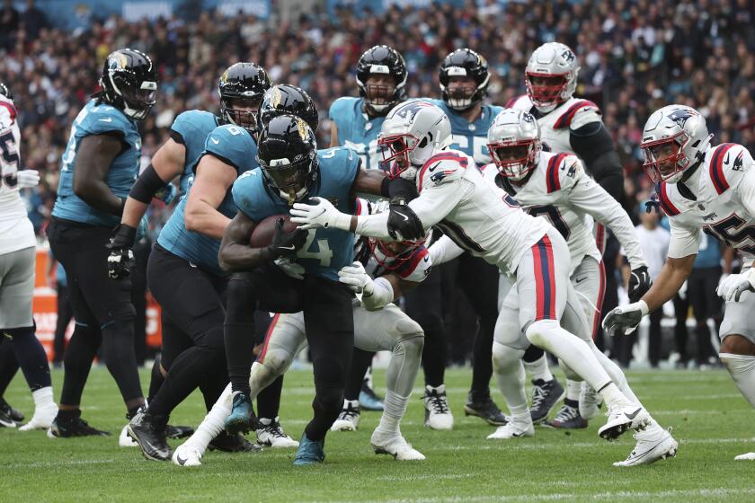 El running back Tank Bigsby (4) de los Jaguars de Jacksonville durante el primer tiempo del partido contra los Patriots de Nueva Inglaterra, el domingo 20 de octubre de 2024, en Londres. (AP Foto/Ian Walton)