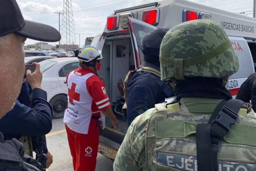 Un trabajador de la Cruz Roja cierra la puerta de una ambulancia 