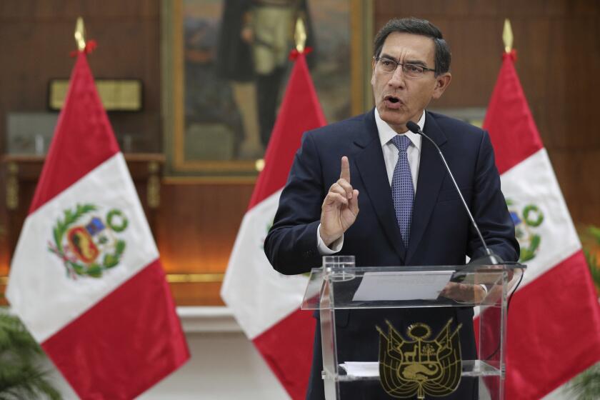 ARCHIVO - El presidente de Perú, Martín Vizcarra, pronuncia un mensaje en el palacio de gobierno en Lima, Perú, el 27 de septiembre de 2019. La Fiscalía de Perú allanó la casa de Vizcarra el lunes 18 de marzo de 2024 como parte de una investigación sobre presunta corrupción en un programa de construcción de carreteras durante su mandato. (AP Foto/Martín Mejía, Archivo)