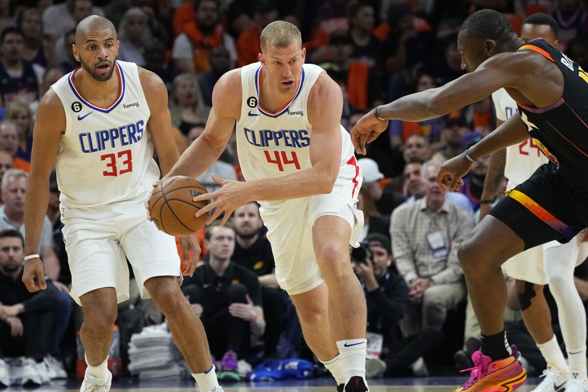 Clippers center Mason Plumlee controls the ball against the Phoenix Suns.