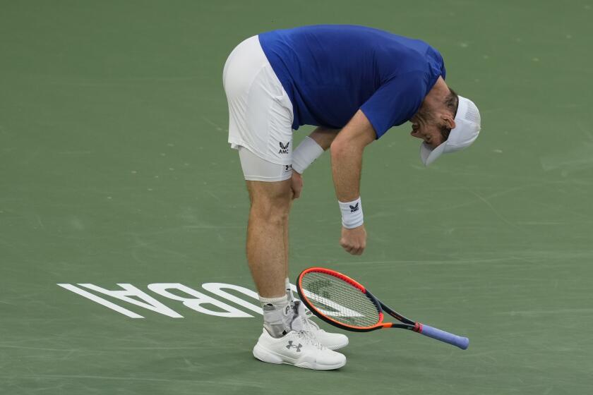Andy Murray reacciona tras perder un punto ante Ugo Humbert en el torneo de Dubái, el miércoles 28 de febrero de 2024, en los Emiratos Árabes Unidos. (AP Foto/Kamran Jebreili)