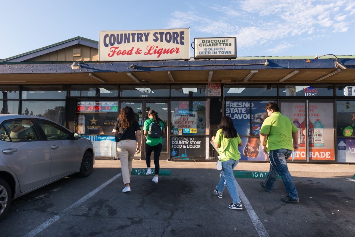 Adolescentes formados como promotores comunitarios visitan tiendas en Fresno