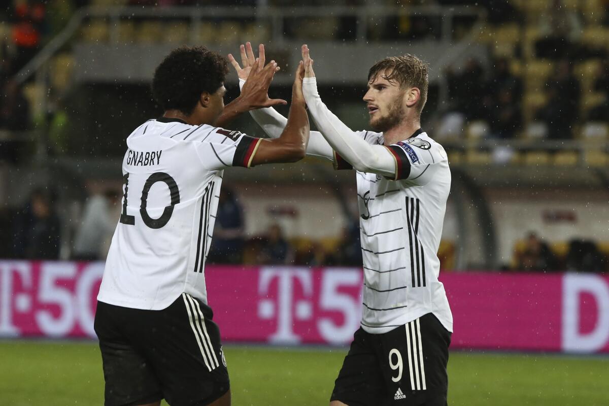 Timo Werner (derecha) celebra luego de anotar el segundo gol de Alemania durante 