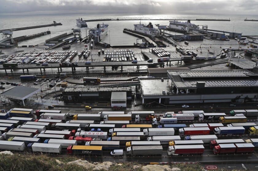 ARCHIVO - Camiones hacen fila para su revisión en el puerto de Dover, el 11 de diciembre de 2020. (AP Foto/Frank Augstein)