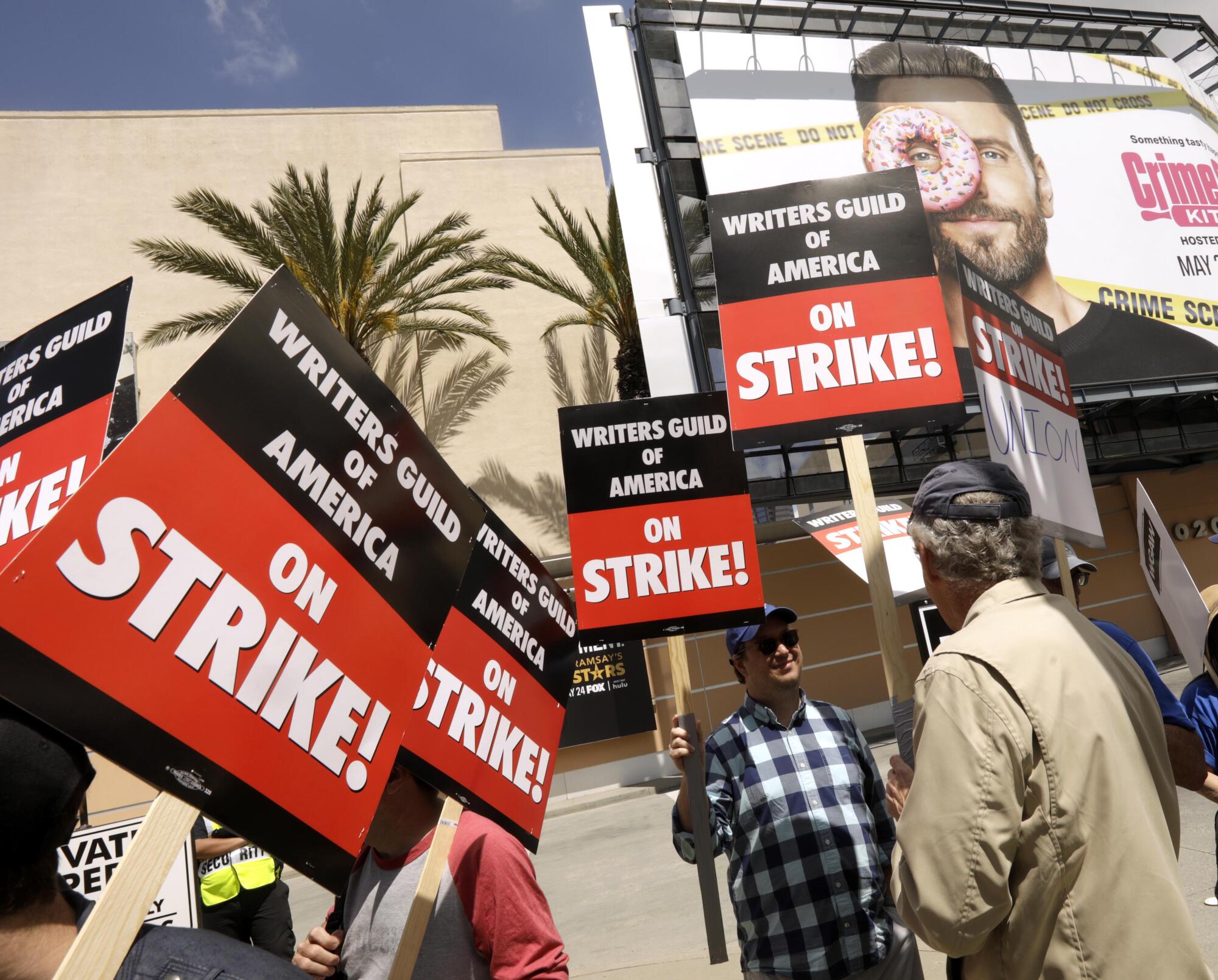 \WGA members walk the picket line 