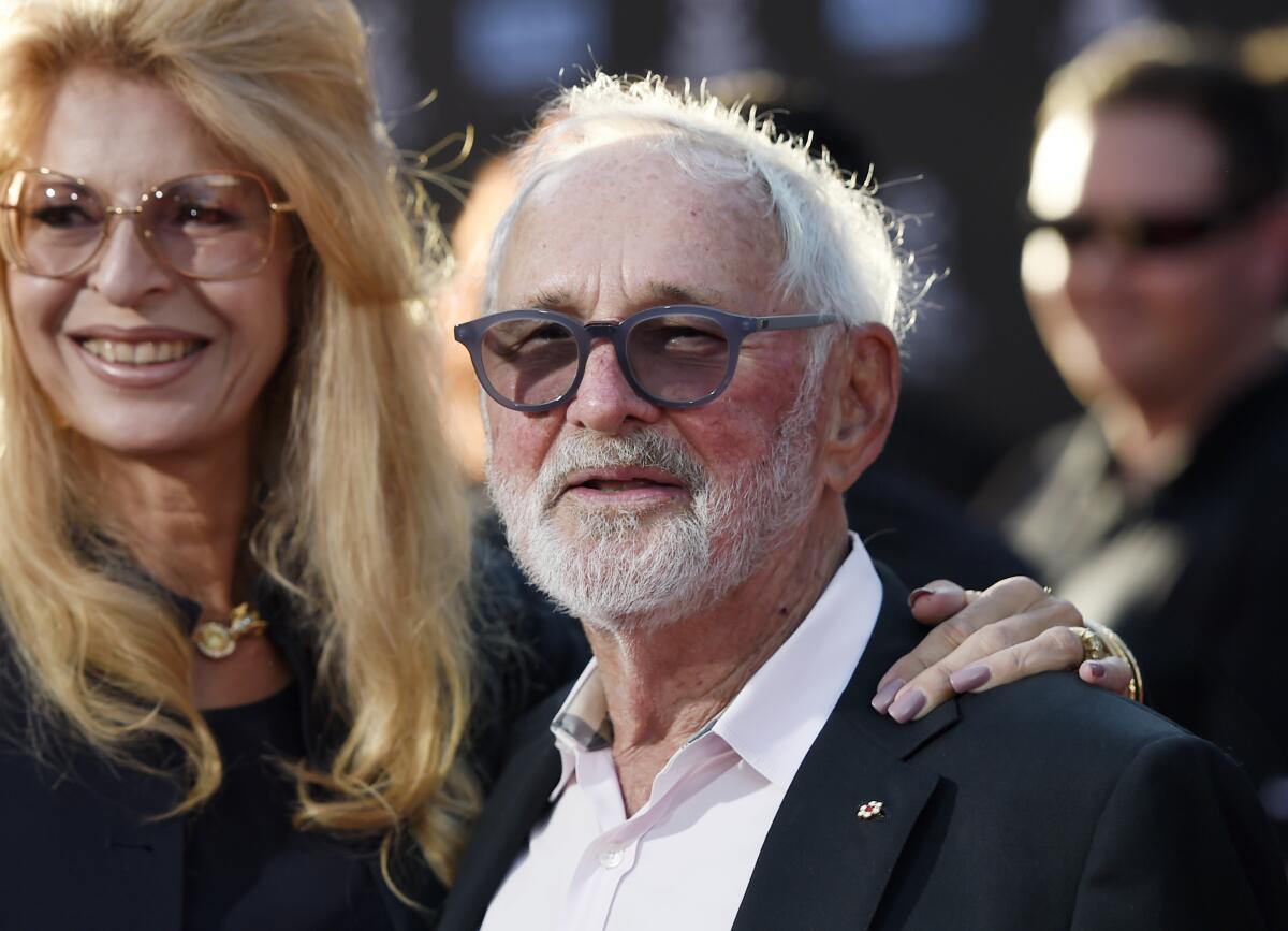 ARCHIVO - Norman Jewison, centro, director de la película de 1967 "In the Heat of the Night", con su esposa 
