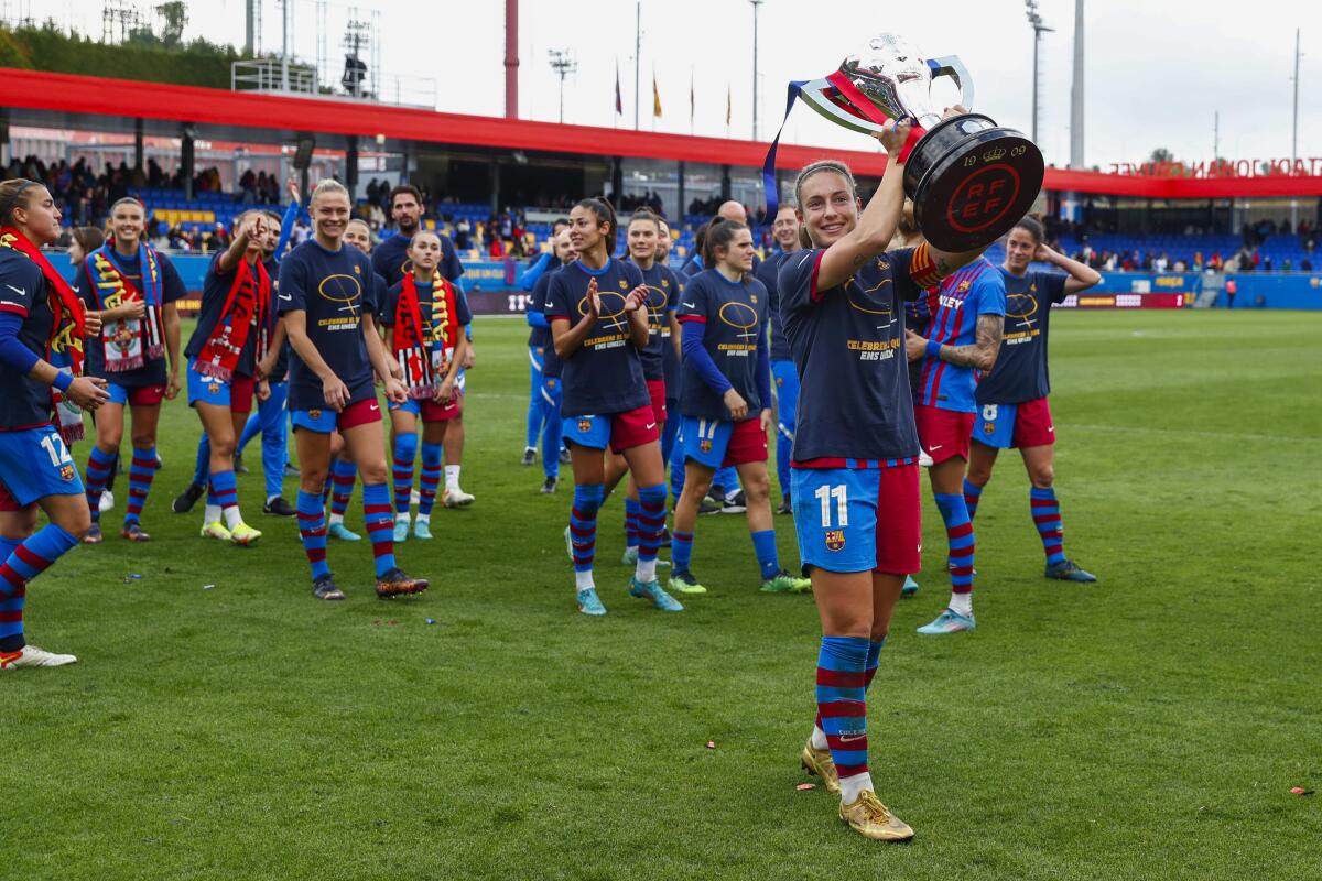 Alexia Putellas, derecha, alza el trofeo acompañada por sus compañeras del Barcelona.