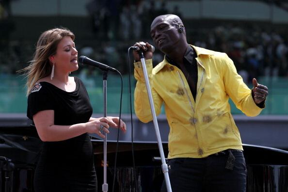 Kelly Clarkson and Seal perform