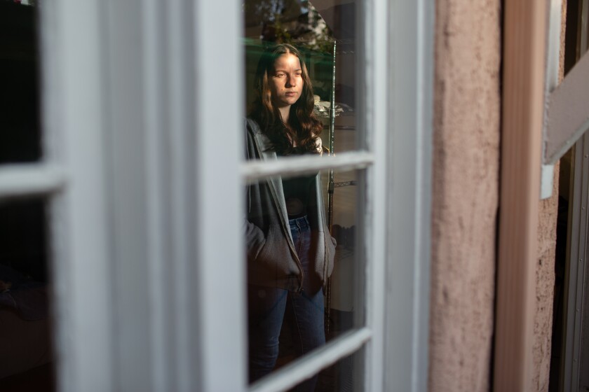 گریس کمپبل-مک گوایر به حیاط نگاه می کند، جایی که دزدی به خانه او در لس آنجلس نفوذ کرد.