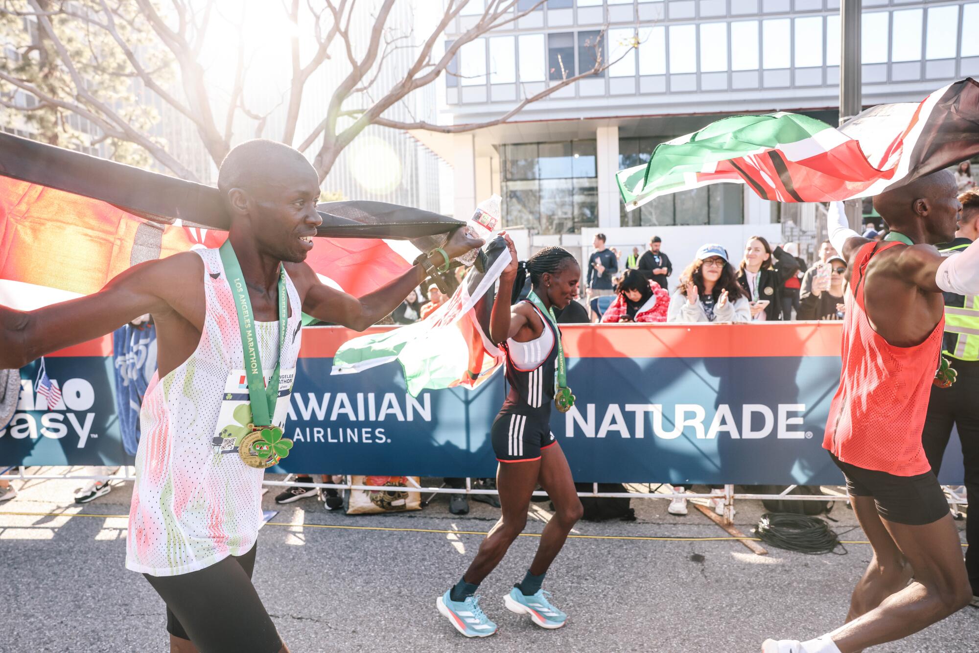 Cosmas Kiplimo, Stacy Ndiwa und Dominic Ngeno fahren am Sonntag beim 39. LA Marathon ihre Siegesrunde.