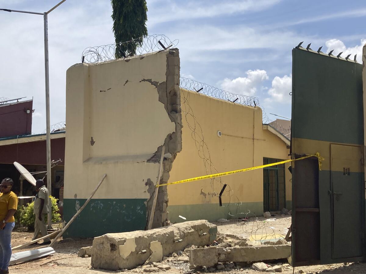 Muros destruidos en la prisión de Kuje en Abuya, Nigeria, tras un ataque rebelde el miércoles 6 de julio de 2022. (AP Foto/Chinedu Asadu)