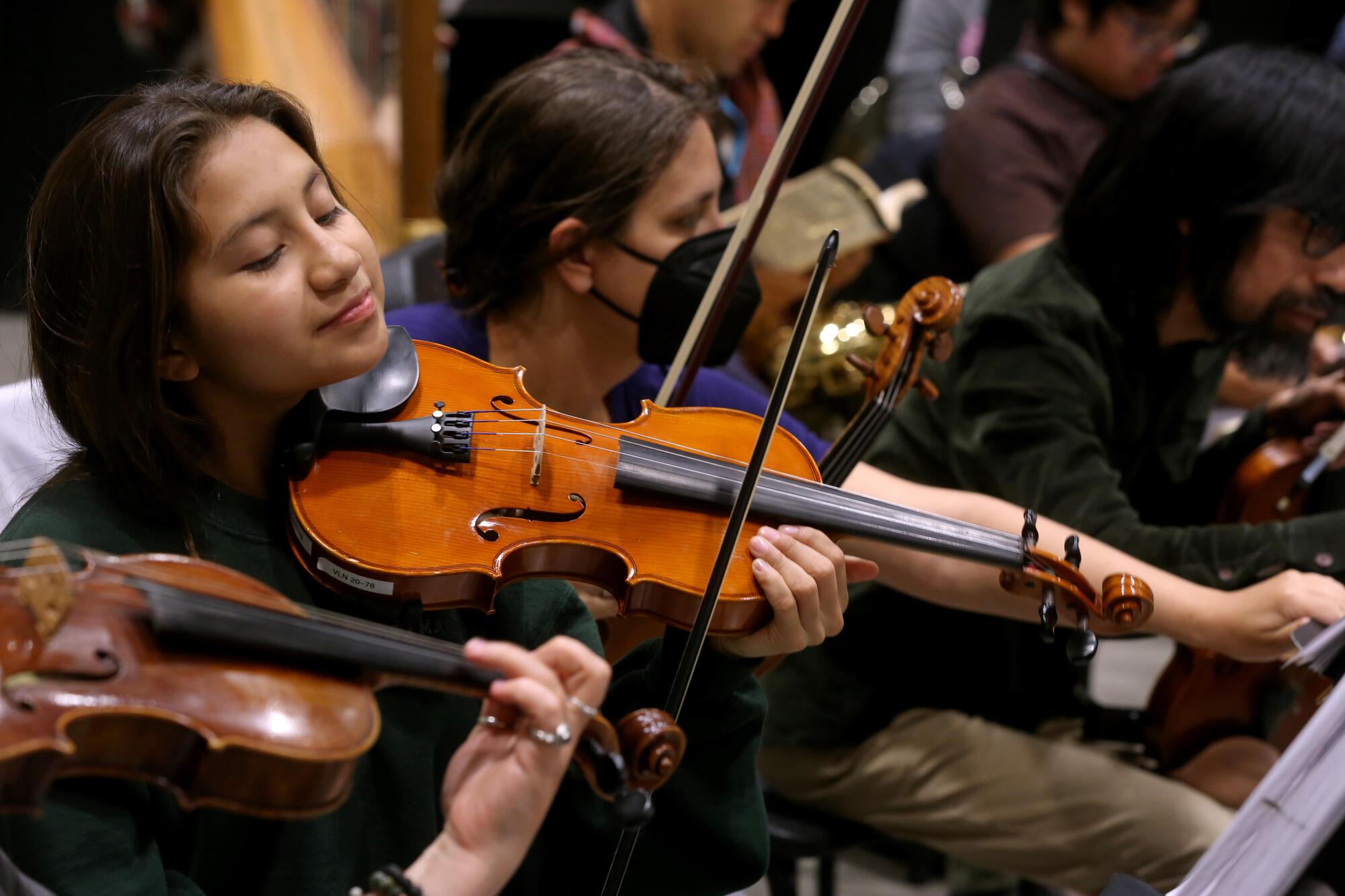 Maya Miguel Hernandez, Linnea Snyder-Straw and Shine Ling rehearse.