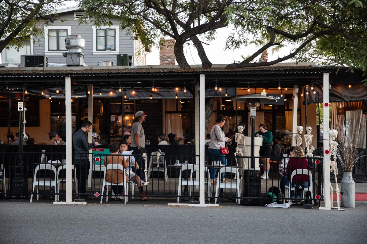 Clientes cenando al aire libre en Buona Forchetta en South Park.