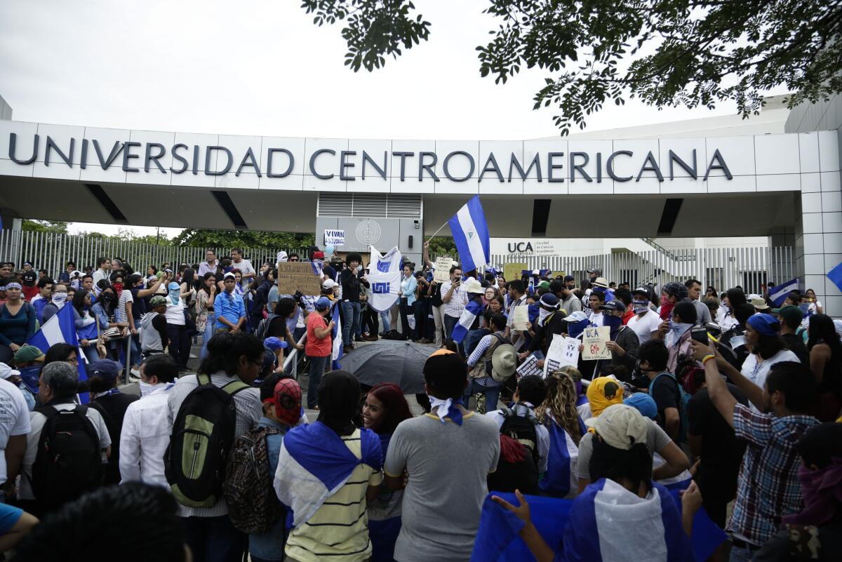ARCHIVO - Manifestantes en una protesta fuera de la jesuita Universidad Centroamericana (UCA)