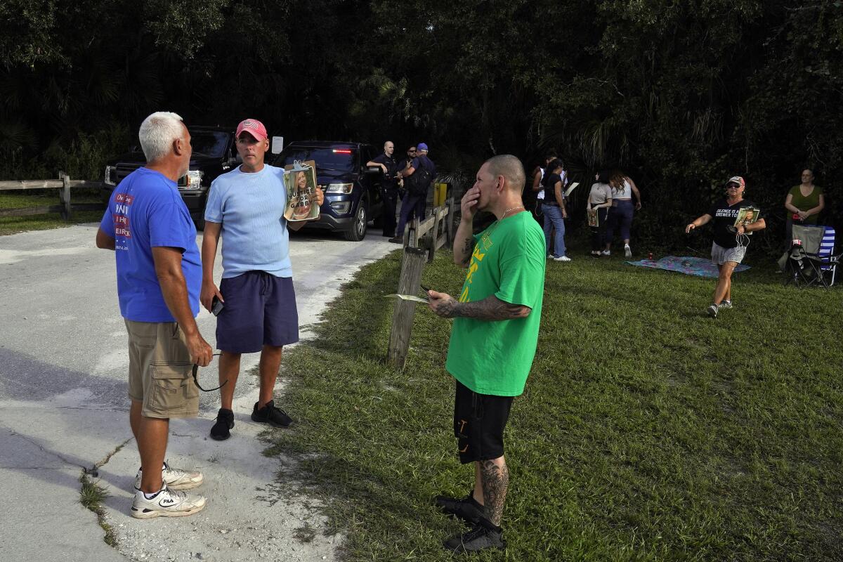 Varias personas muestran su apoyo a Gabby Petito frente a un parque de North Port, Florida. 