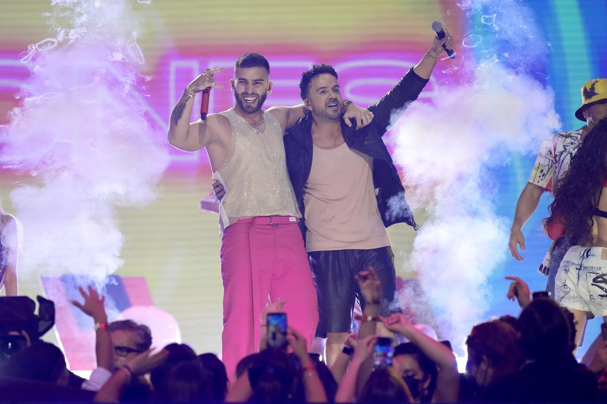 Manuel Turizo (izq.) y Luis Fonsi en la ceremonia del 2022 de Premio Lo Nuestro.