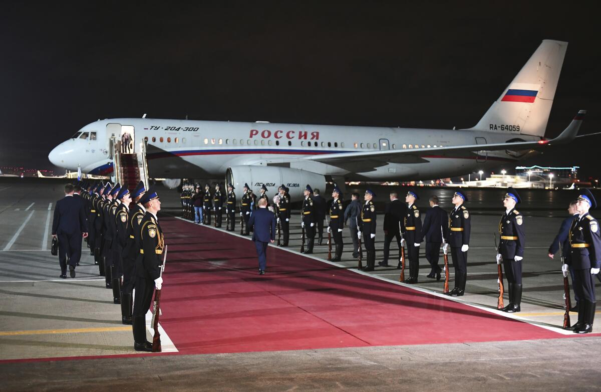 El presidente ruso Vladímir Putin, centro al fondo, 