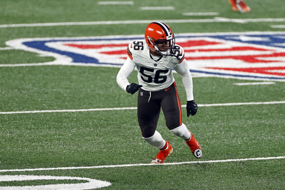 Browns linebacker Malcolm Smith drops into pass coverage.