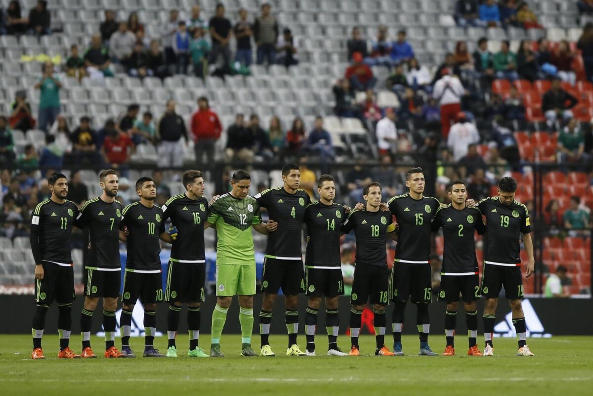 Jugadores de México forman durante un minuto de silencio por las víctimas del atentado en Francia antes de enfrentar a El Salvador hoy, viernes 13 de noviembre de 2015, durante un partido de la eliminatoria del Mundial de Rusia 2018 de la Concacaf realizado en el Estadio Azteca, en Ciudad de México (México).