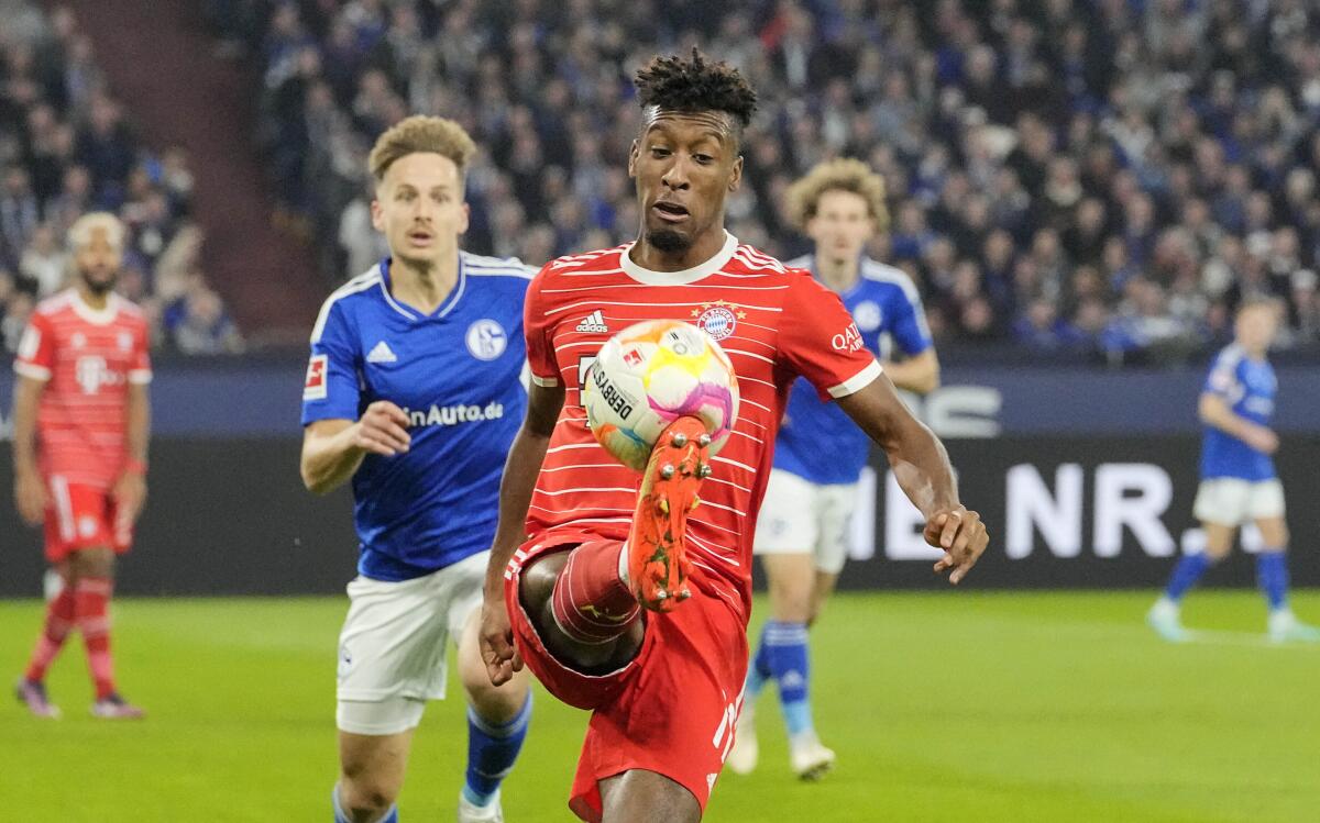 Kingsley Coman del Bayern Múnich controla el balón durante el partido de la Bundesliga 