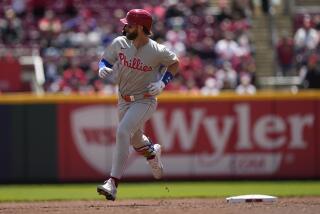 Bryce Harper de los Filis de Filadelfia tras batear un jonrón ante los Rojos de Cincinnati, el jueves 25 de abril de 2024, en Cincinnati. (AP Foto/Carolyn Kaster)