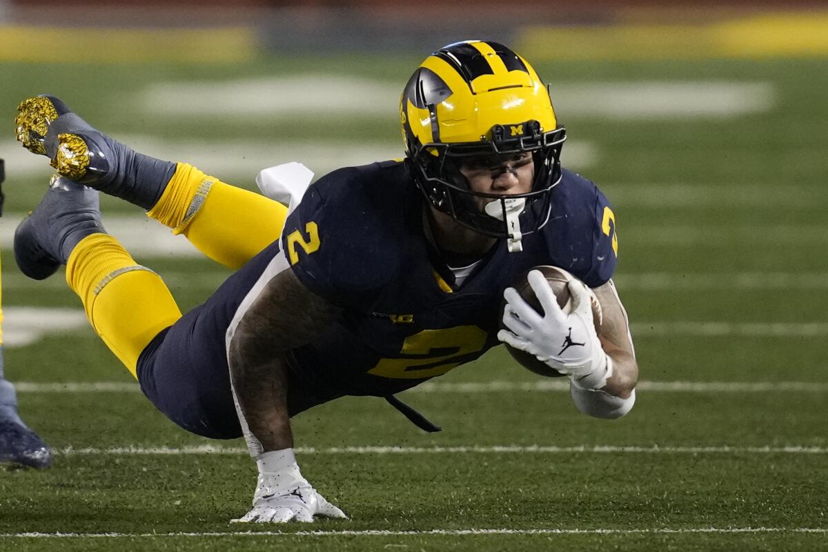 Michigan'dan Blake Corum (2), Rams'a geri koşma konusunda daha fazla çok yönlülük sağlıyor.