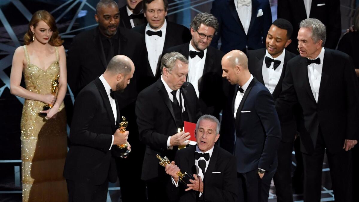 "La La Land" producer Marc Platt delivers an eloquent speech about "the Hollywood in the hearts and minds of people everywhere" while the best-picture mix-up gets sorted out behind him.