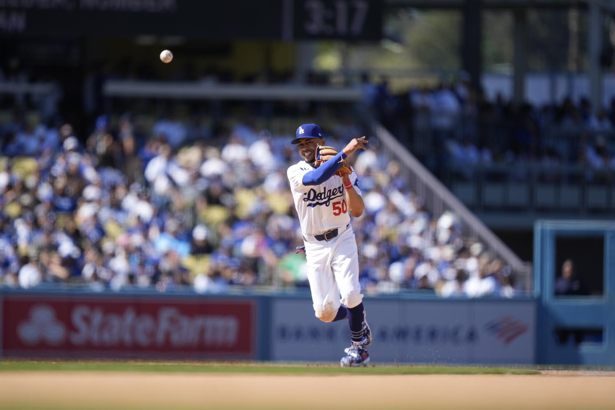 Der Shortstop der Dodgers, Mookie Betts, wirft am Donnerstag im achten Inning eines Spiels gegen die Cardinals auf den ersten Platz.