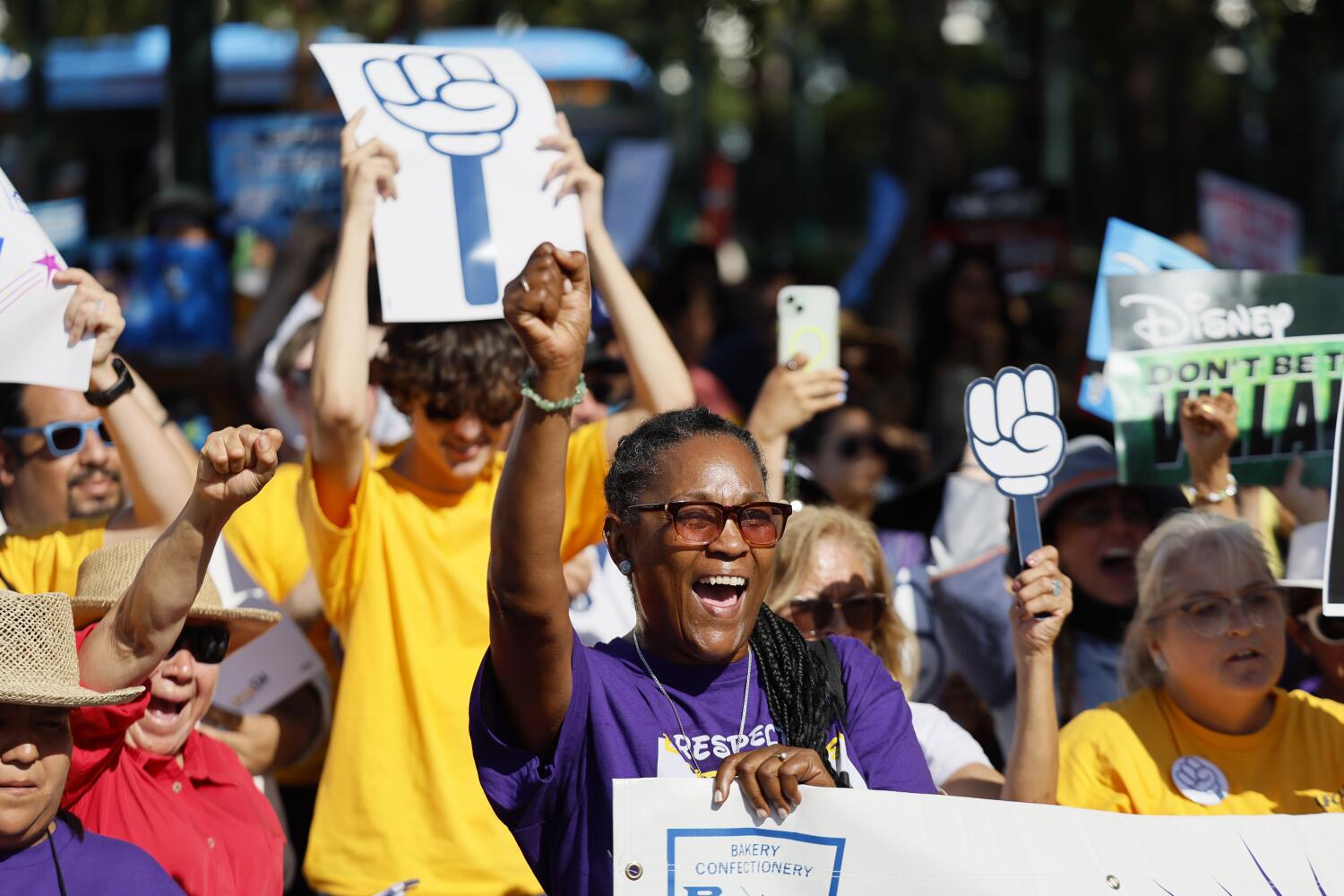 Trabajadores de Disneyland ratifican contrato que evitó la huelga