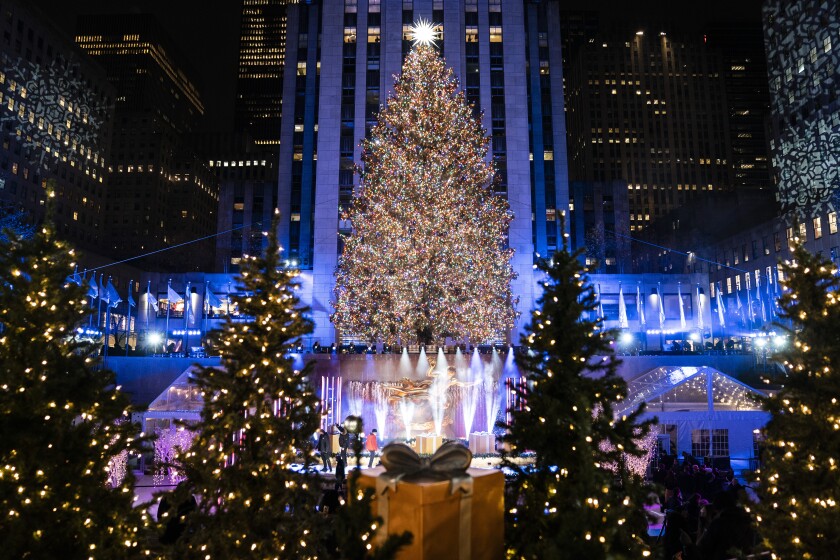El árbol de Navidad del Rockefeller Center enciende sus luces en una ceremonia realizada el miércoles 1 