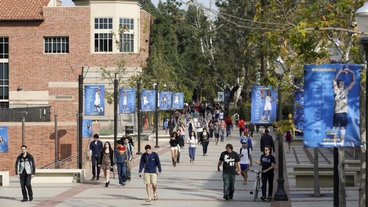 Los estudiantes caminan en el campus de la UCLA en febrero del 2015.