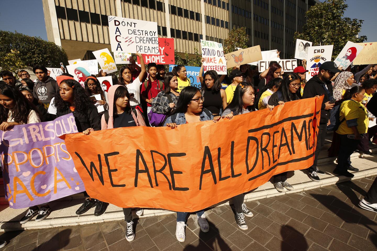 DACA march: Supreme Court hearing prompts L.A. student walkouts - Los ...