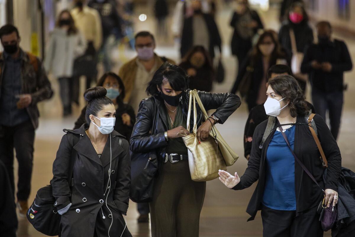 commuters in face coverings at Union Station 