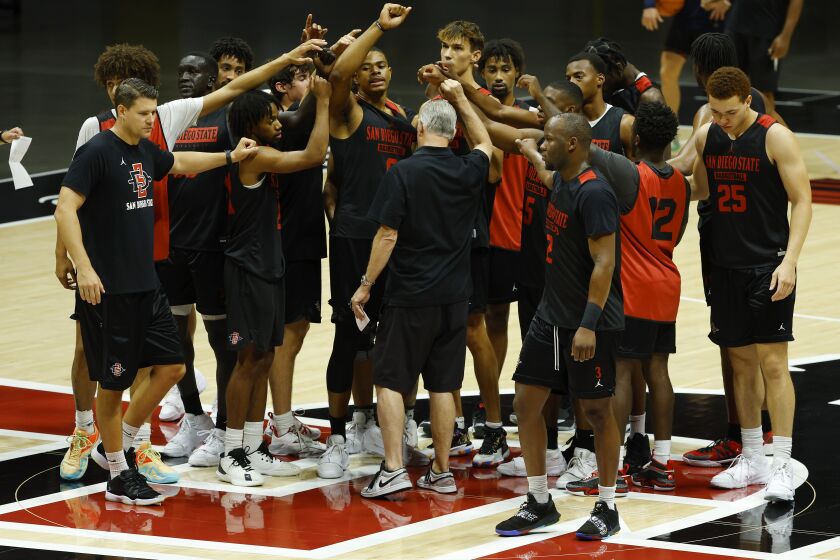 SAN DIEGO, CA - SEPTEMBER 26: San Diego State basketball coach Brian Dutcher talks with his team during a practice at Viejas Arena on Monday, September 26, 2022 in San Diego, CA. (K.C. Alfred / The San Diego Union-Tribune)