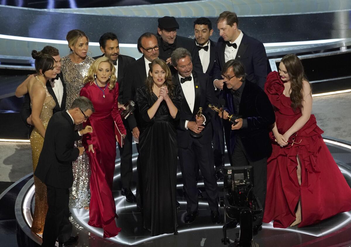 El elenco y equipo de "CODA" recibe el Oscar a la mejor película el domingo 27 de marzo de 2022 