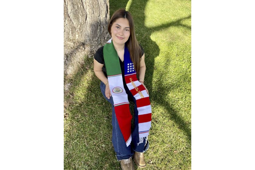 En esta foto sin fecha, Naomi Peña Villasano posa con una chalina con las banderas de México y EEUU que las autoridades escolares de Colorado le prohibieron usar en la ceremonia de graduación de su secundaria. (Foto, Daisy Jasmin Estrada Borja vía AP)