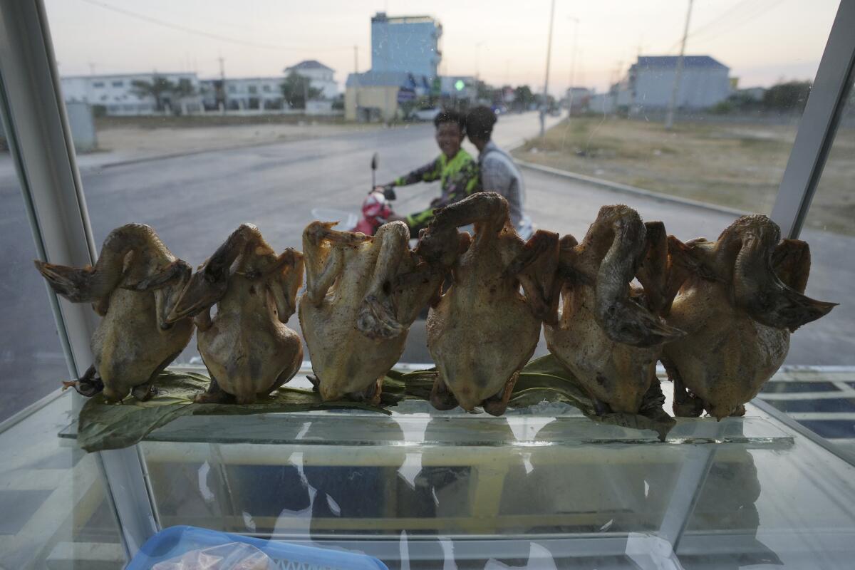 Una tienda vende pollos en Nom Pen, Camboya, el 12 de febrero de 2024.