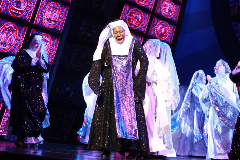 Whoopi Goldberg joue le rôle de la Mère Supérieur dans la comédie musicale Sister Act à Londres en 2010.