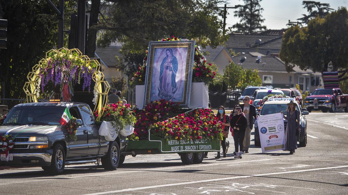 Una procesión similar toma lugar en 2020 para celebrar a la Virgen de Guadalupe el 12 de diciembre.