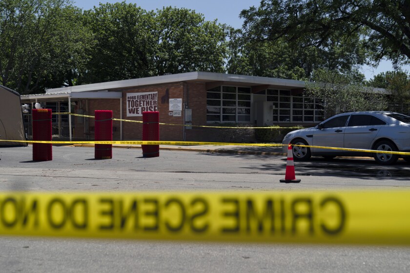 Una cinta de escena del crimen rodea la escuela primaria Robb Elementary en Uvalde, Texas
