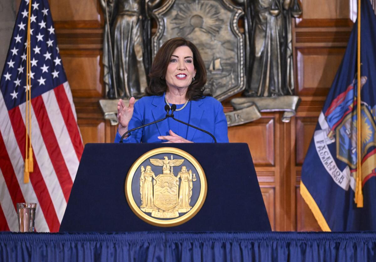 La gobernadora de Nueva York, Kathy Hochul, presenta su presupuesto en el Capitolio estatal, 