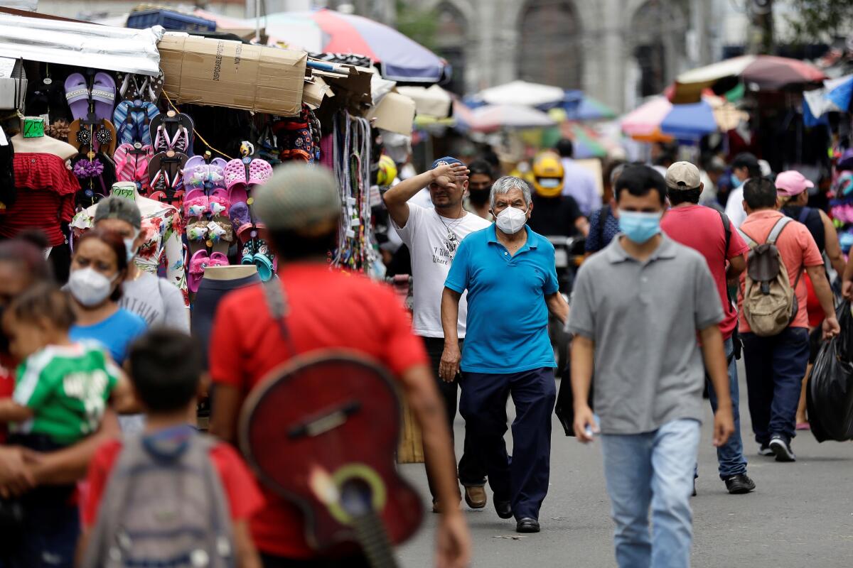 Denuncian desvió de alimentos para afectados por pandemia en El Salvador