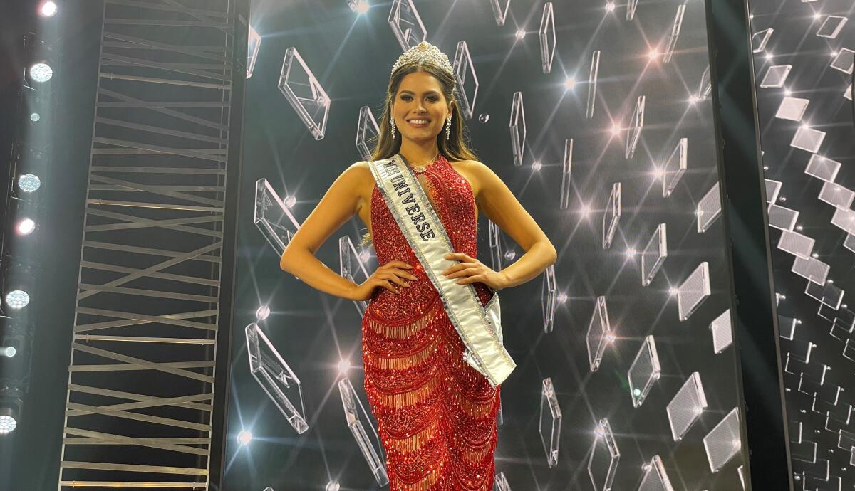 Andrea Meza tras recibir la corona del Miss Universo 2021.