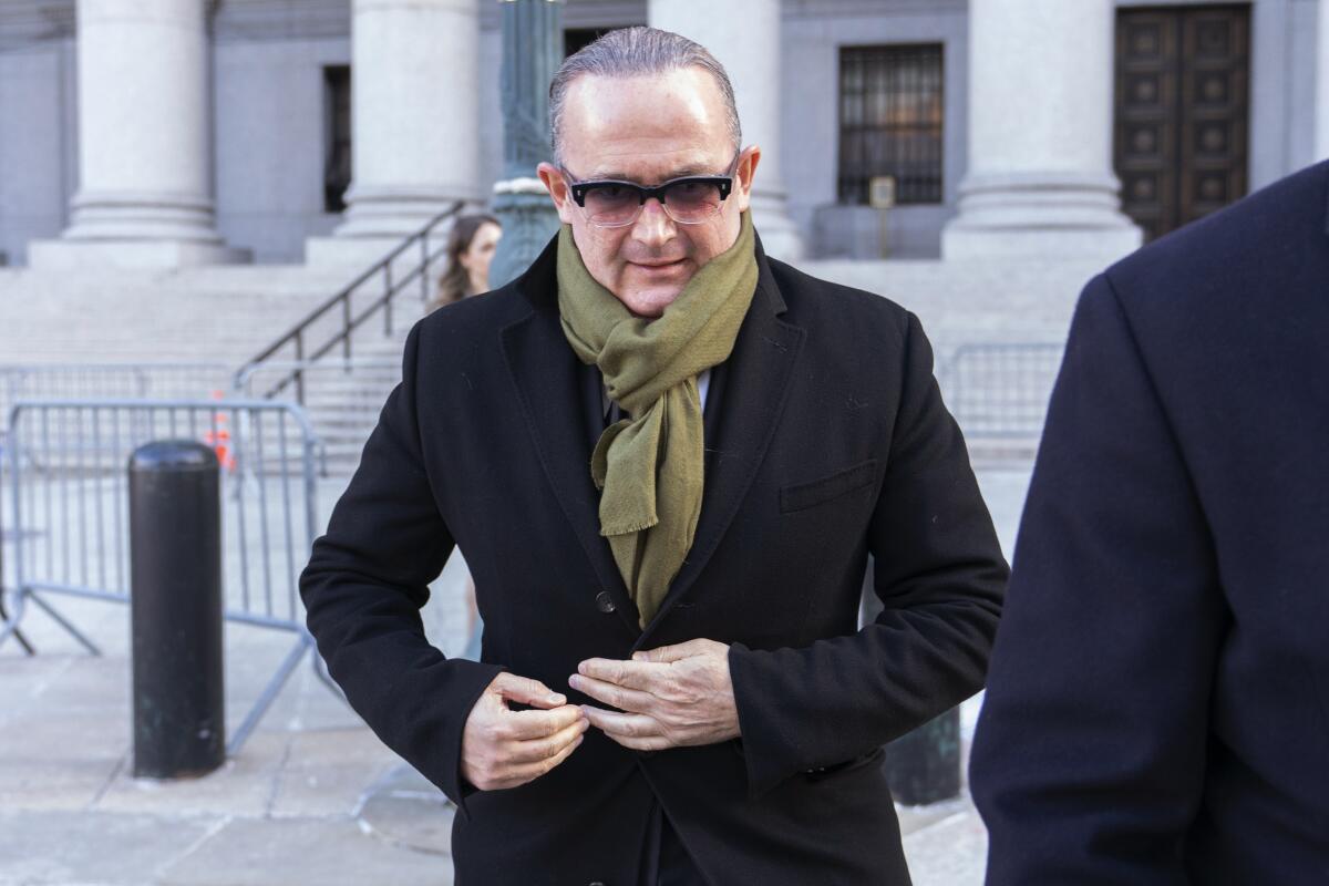 Igor Fruman sale de una corte de Manhattan tras ser sentenciado, el viernes 21 de enero de 2022. (AP Foto/Mary Altaffer)