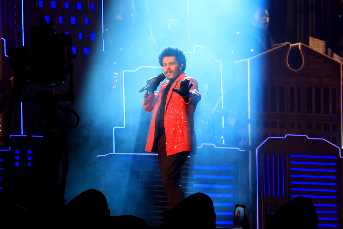 The Weeknd en su participación del Super Bowl LV Halftime Show en el Raymond James Stadium.