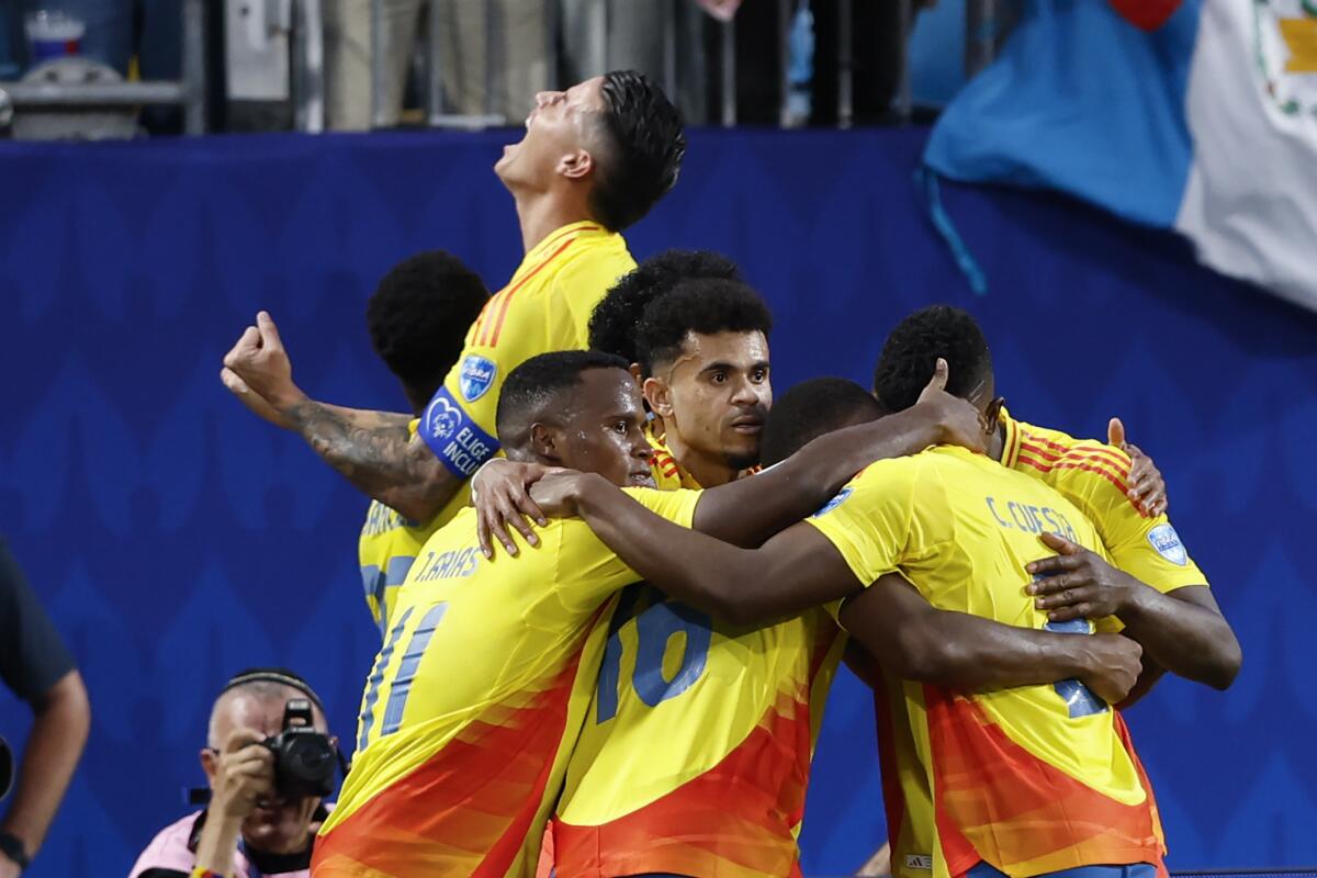 Los jugadores de Colombia celebran el gol de Jefferson Lerma ante Uruguay 