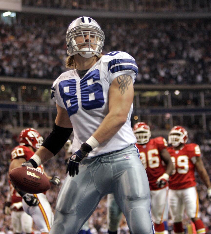 Dallas Cowboys' Dan Campbell prepares to spike the ball after catching a 1-yard touchdown pass against the Kansas City Chiefs in the fourth quarter in Irving, Texas, Sunday, Dec. 11, 2005. Dallas won 31-28. (AP Photo/Donna McWilliam) ORG XMIT: IRV114